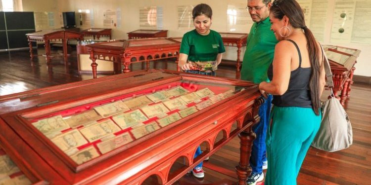 Teatro Amazonas e Palacete Provincial reabrem para visitação do público