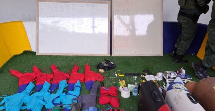 PMAM prende 16 pessoas e desarticula rinha de galo que funcionava na BR-174