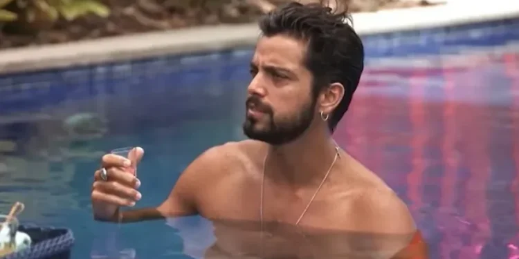 Rodrigo Simas teve medo que assumir sua bissexualidade prejudicasse sua carreira