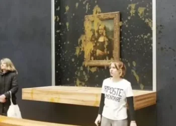 Ativistas jogam sopa contra Mona Lisa no Louvre, em Paris