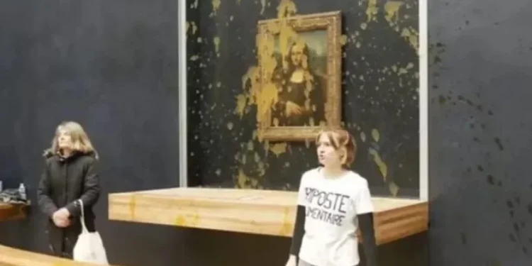 Ativistas jogam sopa contra Mona Lisa no Louvre, em Paris