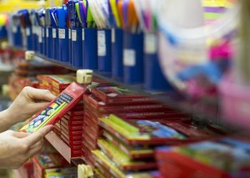 Movimento do comércio para venda de material escolar segue intenso em Manaus