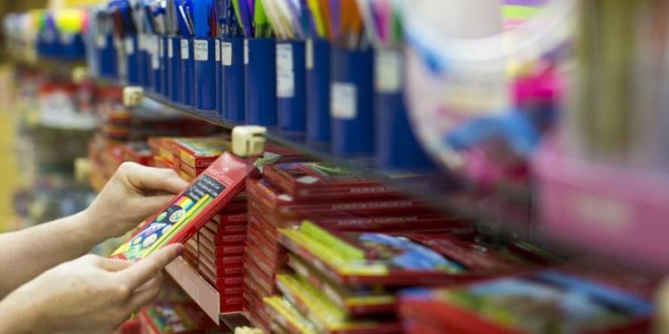 Movimento do comércio para venda de material escolar segue intenso em Manaus