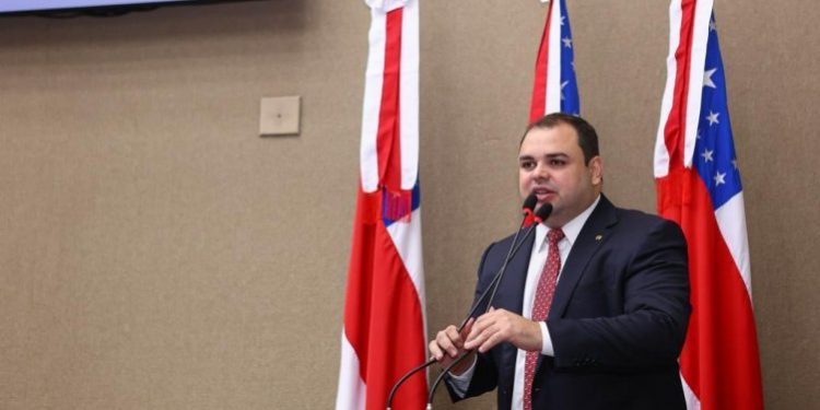 Roberto Cidade incentiva contratação de mães solo por meio de Projeto de Lei