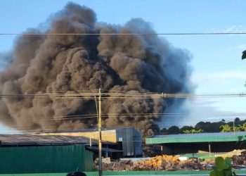 Incêndio de grande proporção atinge fábrica de reciclagem no Distrito Industrial