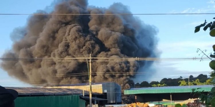 Incêndio de grande proporção atinge fábrica de reciclagem no Distrito Industrial