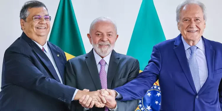 Lewandowski assume Justiça e diz que dará continuidade ao trabalho de Dino