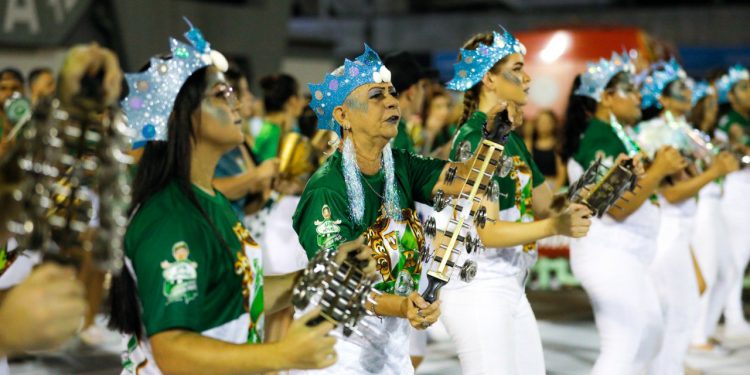 Carnaboi traz mais de 30 artistas do Caprichoso e Garantido se revezando em dois dias de festa