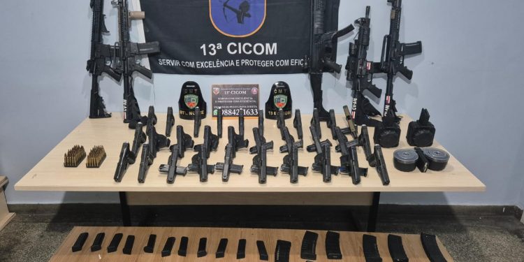 Fuzis, pistolas e munições: veja detalhes da maior apreensão de armas registrada no Amazonas