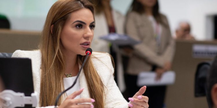 Deputada Débora Menezes defende criação de cadastro de pedófilos no Amazonas