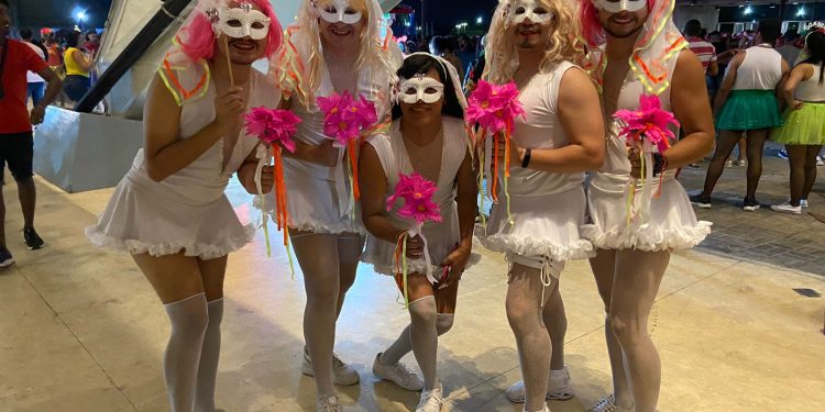 Tradicional Bloco das Piranhas levanta público com pegada sustentável em Manaus