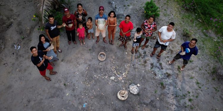 Urnas funerárias intactas são encontradas em quintal de ribeirinho no Amazonas