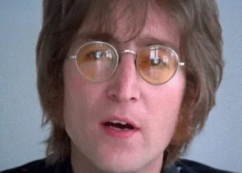 Bala da arma que matou John Lennon, dos Beatles, será leiloada na Inglaterra