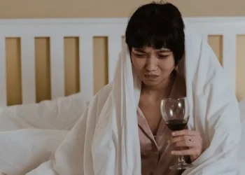 Beber mais álcool cura a ressaca? Médica responde dúvida