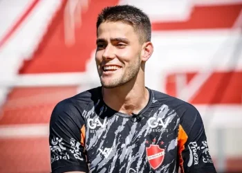 Goleiro do Vila Nova sofre convulsão no treino e é levado a hospital