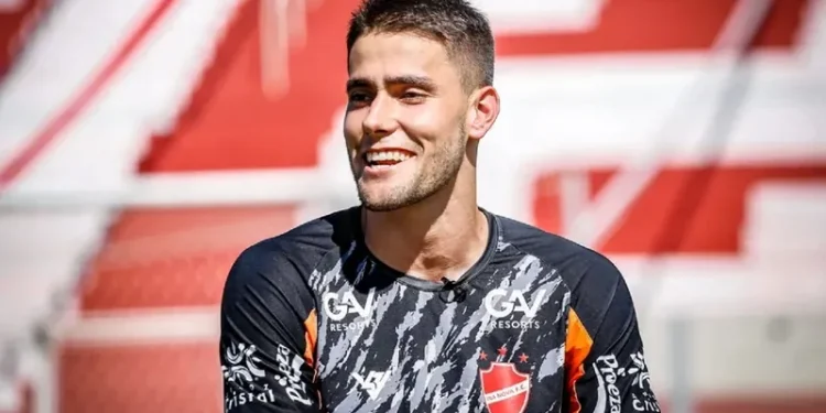 Goleiro do Vila Nova sofre convulsão no treino e é levado a hospital