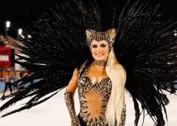 Deolane Bezerra usa fantasia com dois mil cristais durante ensaio da Grande Rio