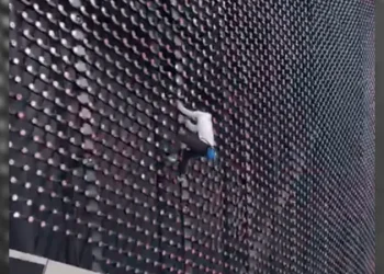 Homem é preso após escalar The Sphere, em Las Vegas