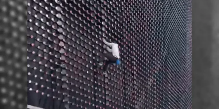 Homem é preso após escalar The Sphere, em Las Vegas