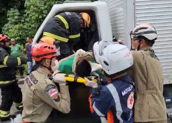 Corpo de Bombeiros resgata duas vítimas presas nas ferragens de caminhão na avenida do Futuro
