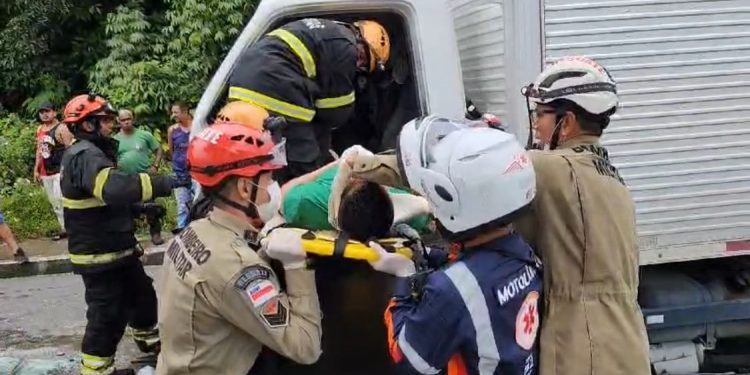 Corpo de Bombeiros resgata duas vítimas presas nas ferragens de caminhão na avenida do Futuro