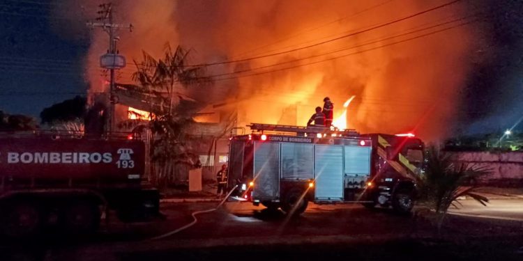 VÍDEO: Incêndio de grande proporção atinge galpão de MDFs no bairro Tarumã