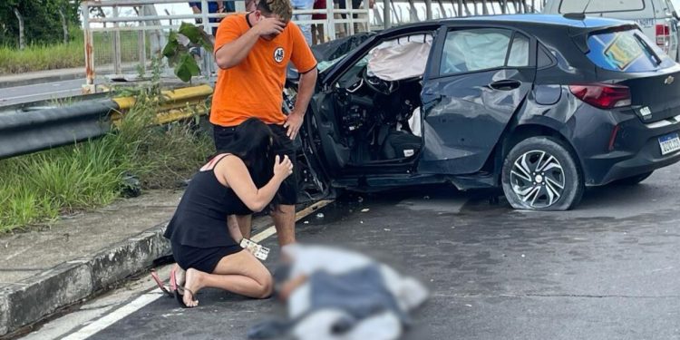 VÍDEO: motorista de app morre ao colidir em plataforma de ônibus na Av. das Flores