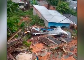 VÍDEO: Deslizamento de terra destrói casas na Zona Sul de Manaus
