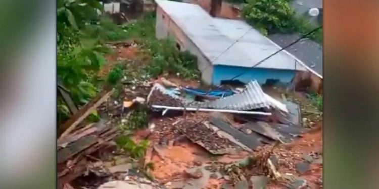 VÍDEO: Deslizamento de terra destrói casas na Zona Sul de Manaus