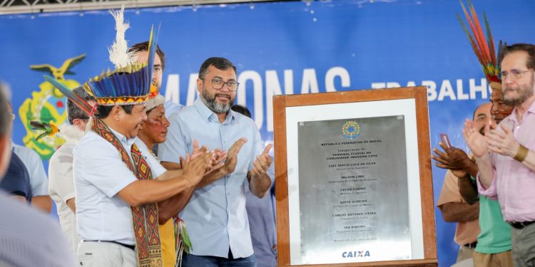 Terminais fluviais entregues a comunidades indígenas incentivam turismo no Amazonas