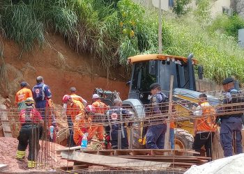 VÍDEO: trabalhadores ficam soterrados em obra no bairro Flores