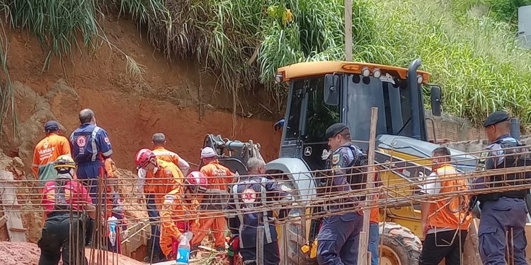 VÍDEO: trabalhadores ficam soterrados em obra no bairro Flores