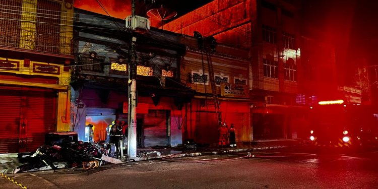 VÍDEO: incêndio atinge loja de variedades no Centro de Manaus