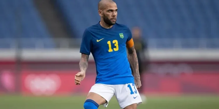 Daniel Alves paga fiança e deve sair da prisão na Espanha