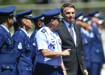 Ex-comandante do Exército ameaçou prender Bolsonaro, diz ex-FAB