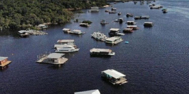 Justiça do AM dá prazo de dez dias para retirada de flutuantes do Tarumã-Açu
