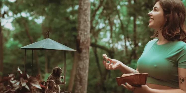 Musa do OnlyFans que deu bolo para macacos rebate críticas: ‘Jamais faria mal’