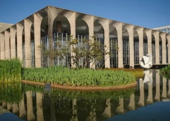 Embaixador húngaro fica em silêncio sobre visita de Bolsonaro