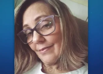 Polícia procura por assassino de mulher encontrada amarrada dentro de casa