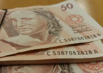 Governo federal prevê salário mínimo de R$ 1.502 em 2025