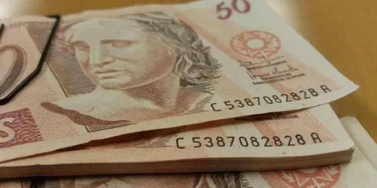 Governo federal prevê salário mínimo de R$ 1.502 em 2025