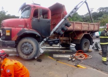 Com trabalho minucioso, bombeiros resgatam homem preso embaixo da roda de caçamba