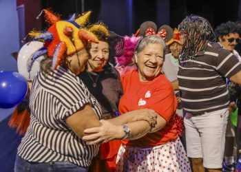 Liceu de artes promove curso de teatro, coral e dança para o público 50+