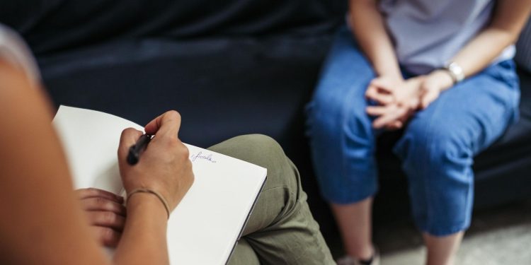 Deputado propõe selo à empresa que contratar dependentes químicos no AM