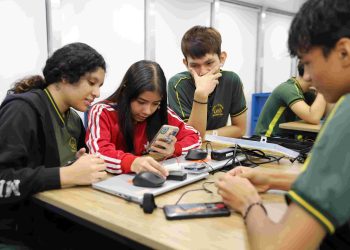 Em laboratório móvel de engenharia, alunos de escola estadual desenvolvem programação de equipamentos