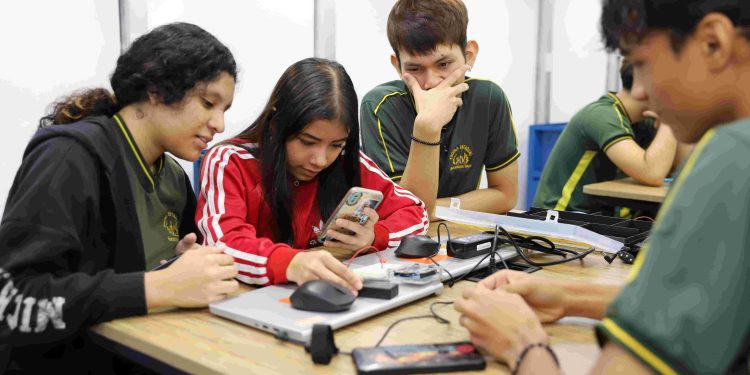 Em laboratório móvel de engenharia, alunos de escola estadual desenvolvem programação de equipamentos