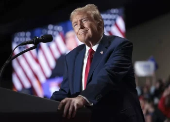 Trump é acusado de blasfêmia após começar a vender bíblia para ganhar eleitores