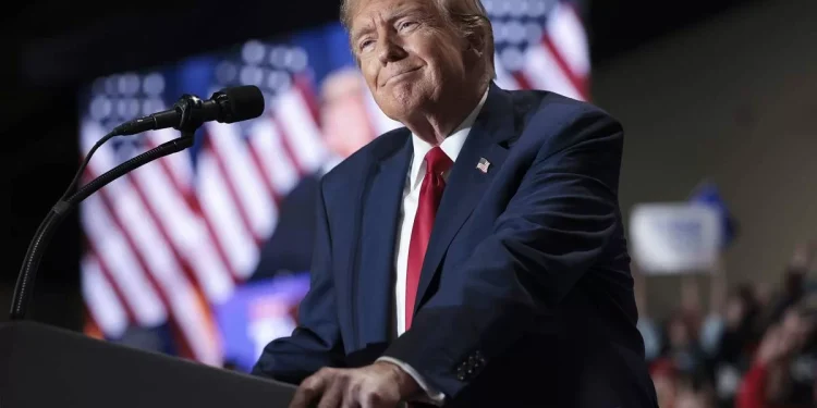 Trump é acusado de blasfêmia após começar a vender bíblia para ganhar eleitores