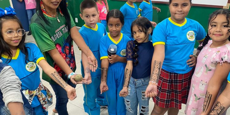 Escola municipal em Manaus celebra Dia dos Povos Indígenas com oficinas de grafismo e língua Nheengatu