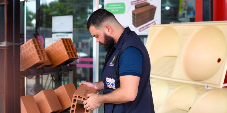 Procon-AM notifica lojas de materiais de construção por venda de tijolos fora dos padrões técnicos